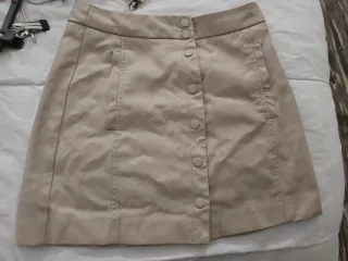 Falda corta botones beige