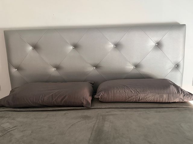 Respaldo de cama plateado