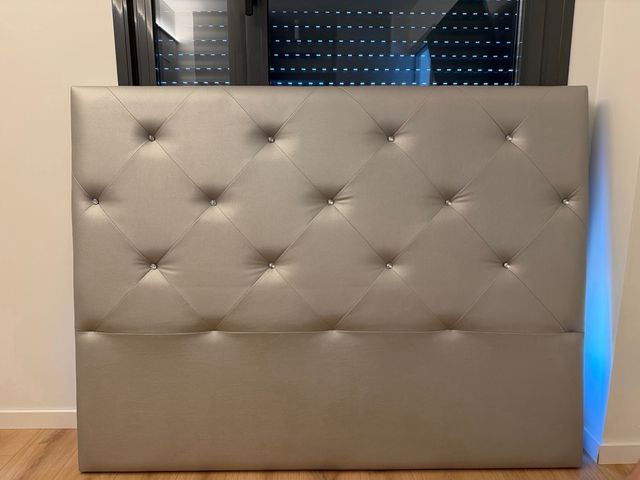 Respaldo de cama plateado