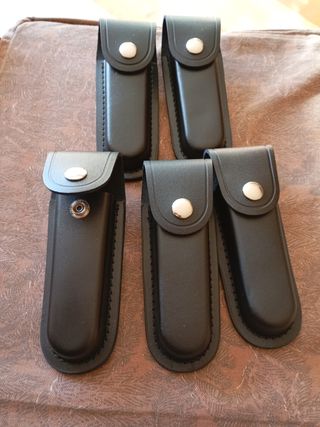 Cinque fodere in pelle per coltelli