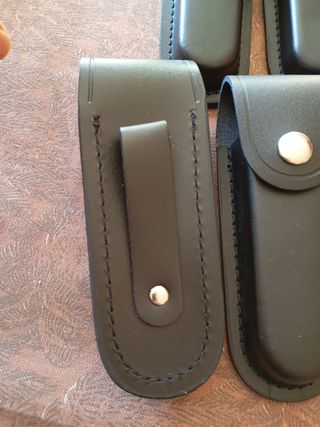 Cinque fodere in pelle per coltelli