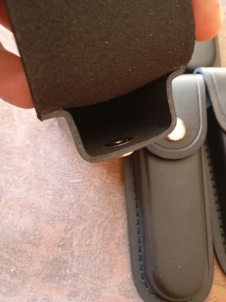 Cinque fodere in pelle per coltelli