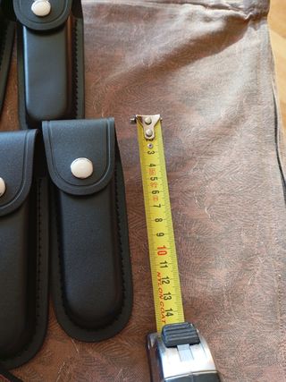 Cinque fodere in pelle per coltelli