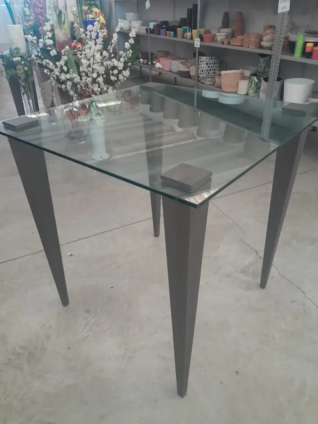 Tavolo in vetro e legno