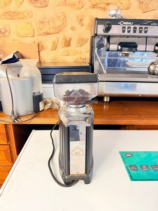 Cafetera La Cimbali M23 UP más 2 molinillos