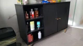 Mueble de baño negro con patas doradas, solo muebl