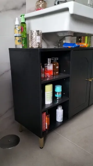 Mueble de baño negro con patas doradas, solo muebl