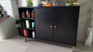 Mueble de baño negro con patas doradas, solo muebl