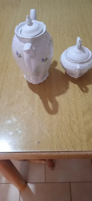 Lattiera o zuccheriera in ceramica bianca