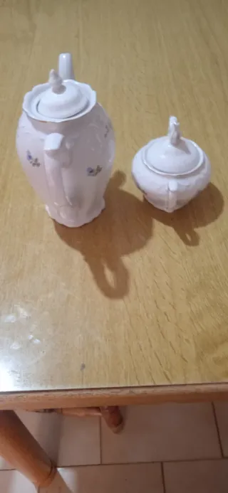 Lattiera o zuccheriera in ceramica bianca