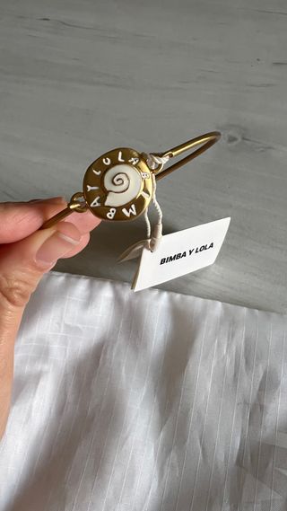 Pulsera Bimba y Lola dorada con blanco