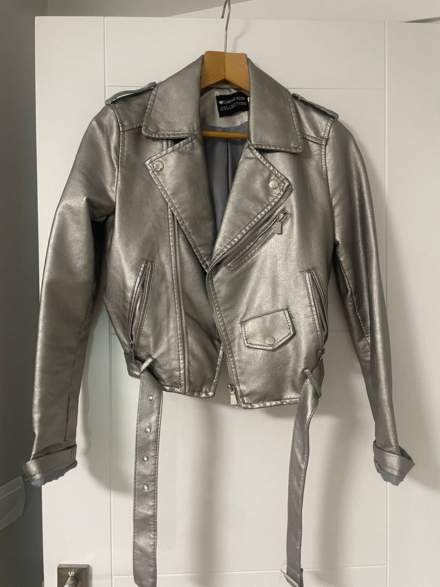 Chaqueta plateada efecto piel