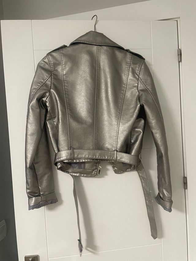 Chaqueta plateada efecto piel