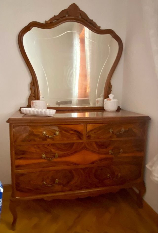 Cómoda antigua de madera