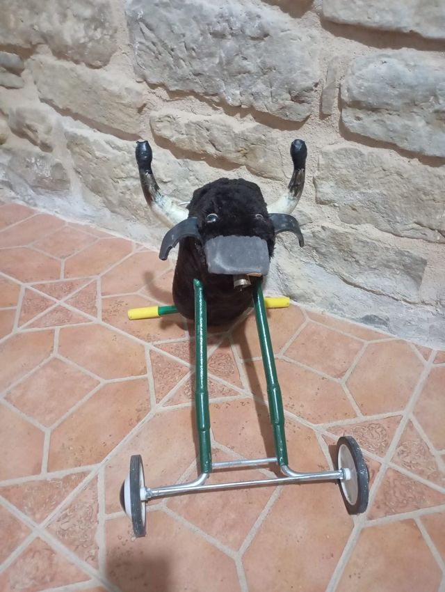 Toro con ruedas para niñ@s