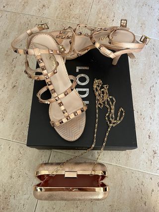 Sandalias LODI doradas con tachuelas y bolso