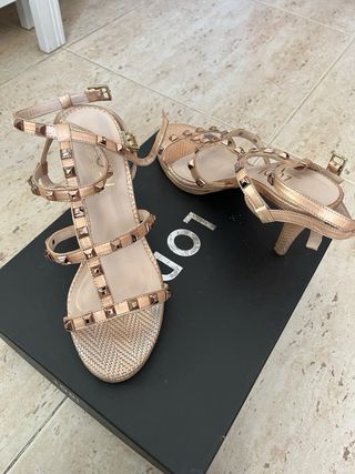 Sandalias LODI doradas con tachuelas y bolso