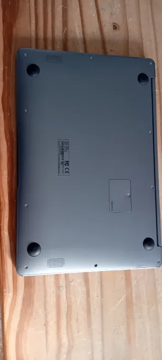 Ordenador portátil gris con cargador