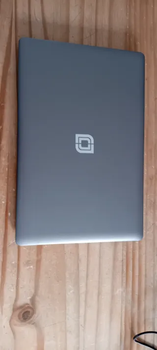 Ordenador portátil gris con cargador