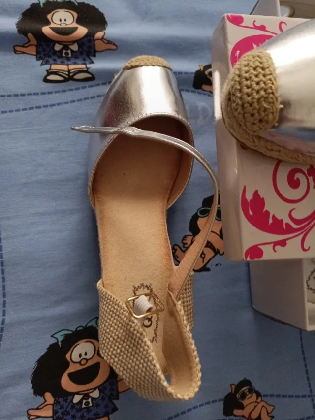 Sandalia cuña mujer plateada beige