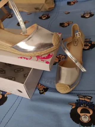 Sandalia cuña mujer plateada beige