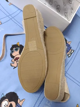 Sandalia cuña mujer plateada beige