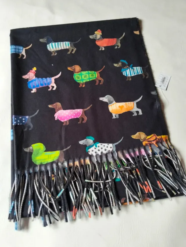Pashmina negra con perros salchicha multicolor
