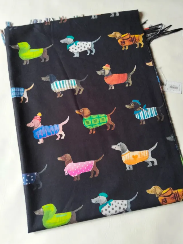 Pashmina negra con perros salchicha multicolor