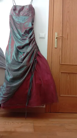 Vestido de fiesta con fular