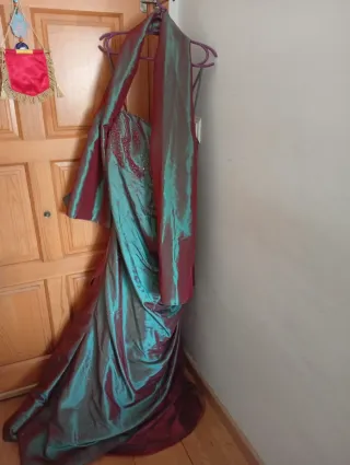 Vestido de fiesta con fular