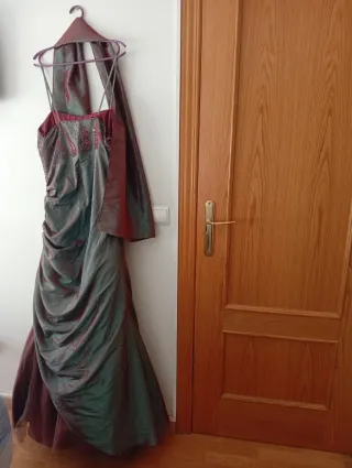 Vestido de fiesta con fular