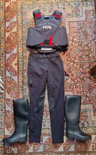 Conjunto equitación niña negro y rojo