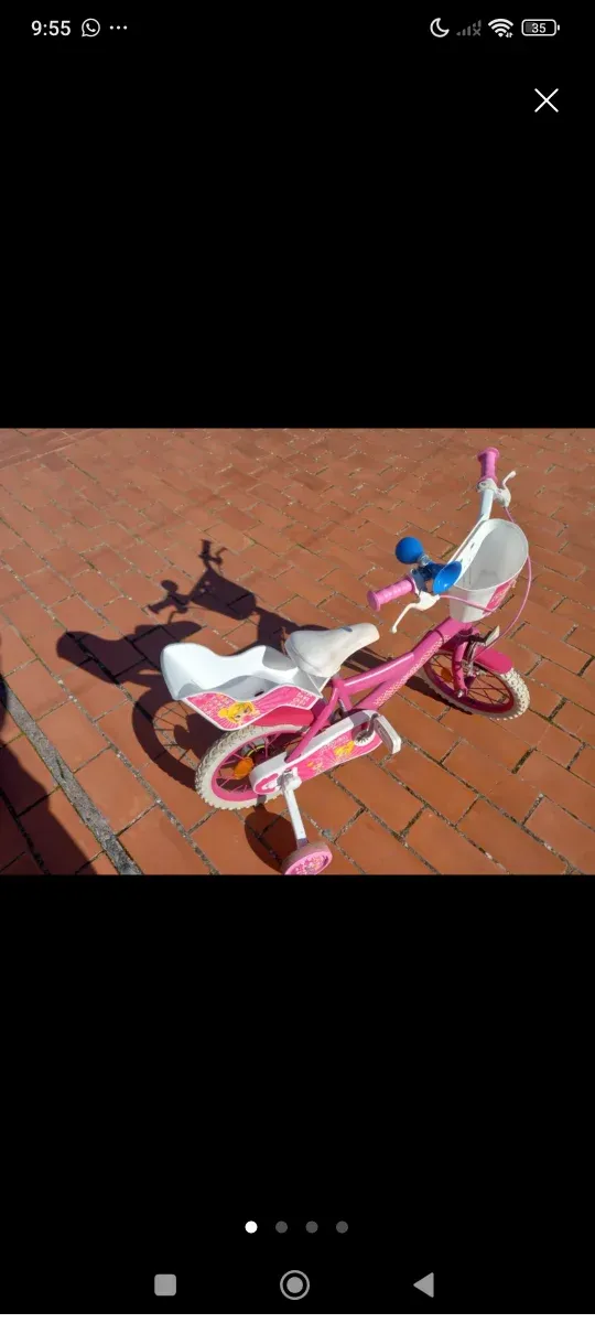 Bicicleta infantil rosa con ruedines