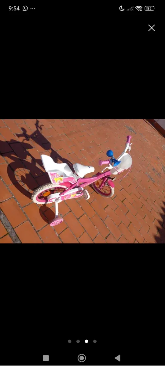 Bicicleta infantil rosa con ruedines
