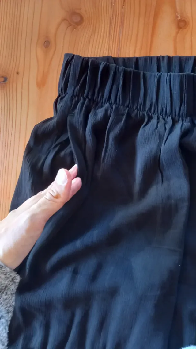 Lote falda floral y pantalón negro