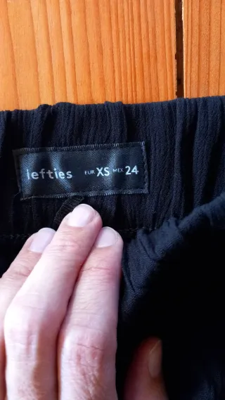 Lote falda floral y pantalón negro