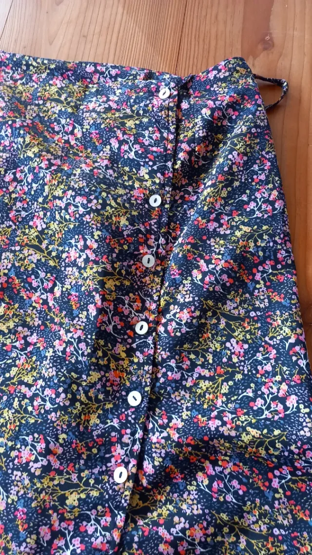 Lote falda floral y pantalón negro