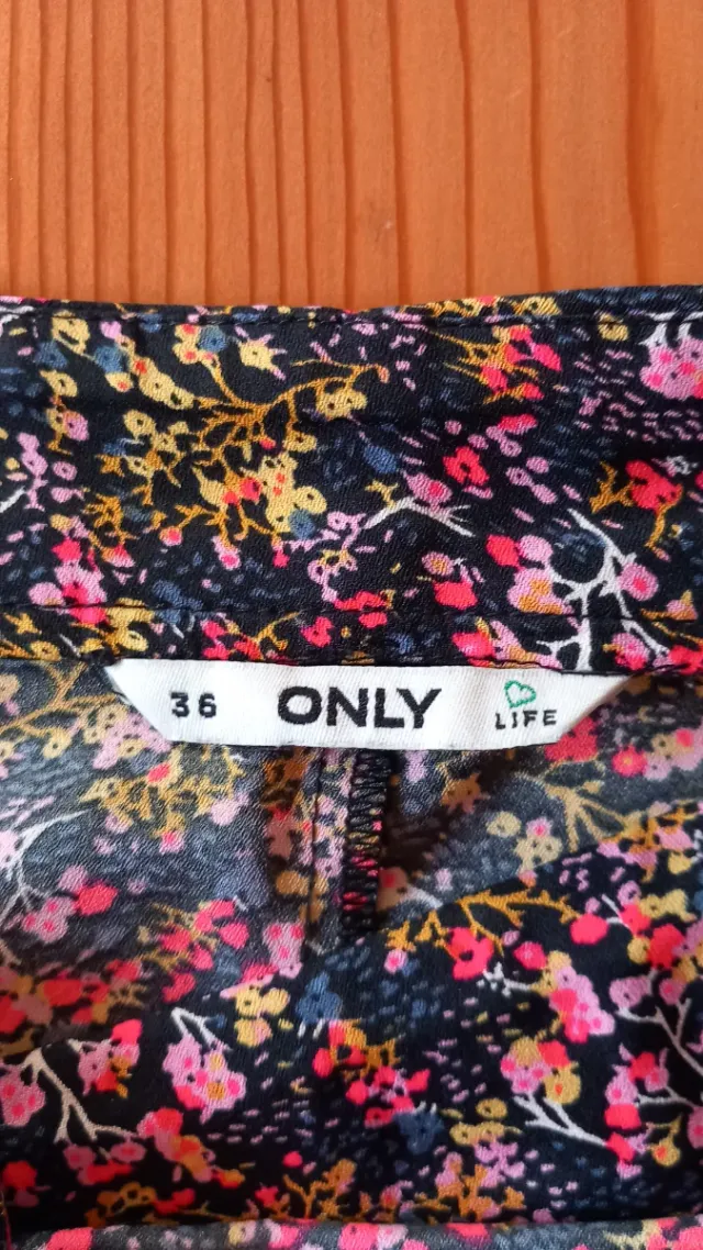 Lote falda floral y pantalón negro