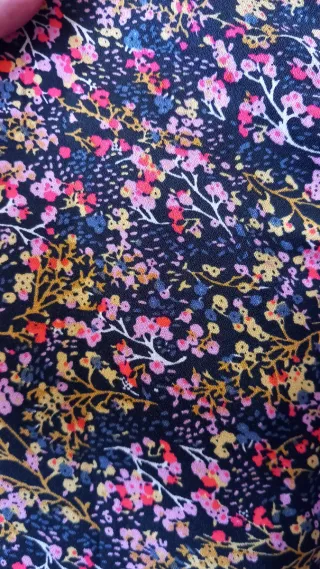 Lote falda floral y pantalón negro