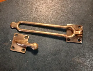 Pasador de seguridad para puertas