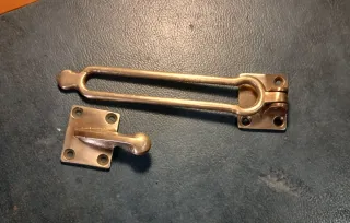 Pasador de seguridad para puertas