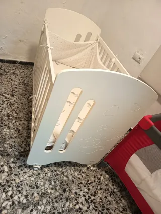 Cuna de bebé blanca con protector y cuna de viaje