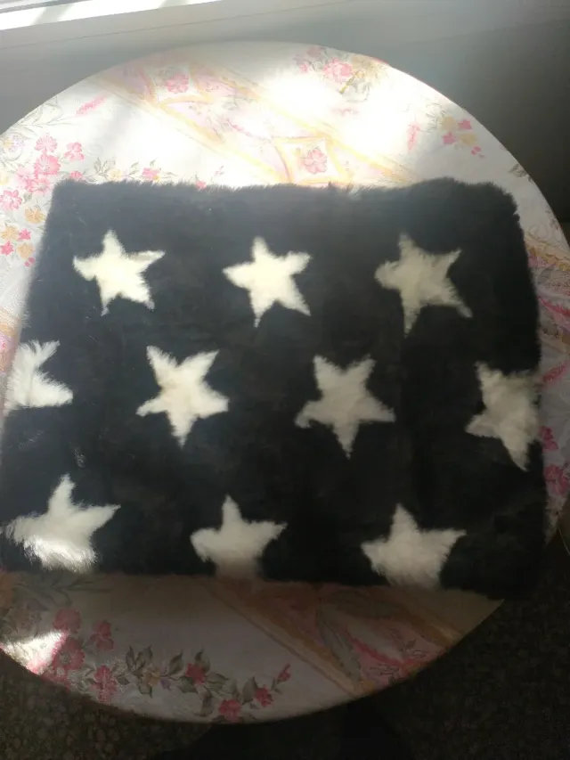 Cuello de pelo con estrellas