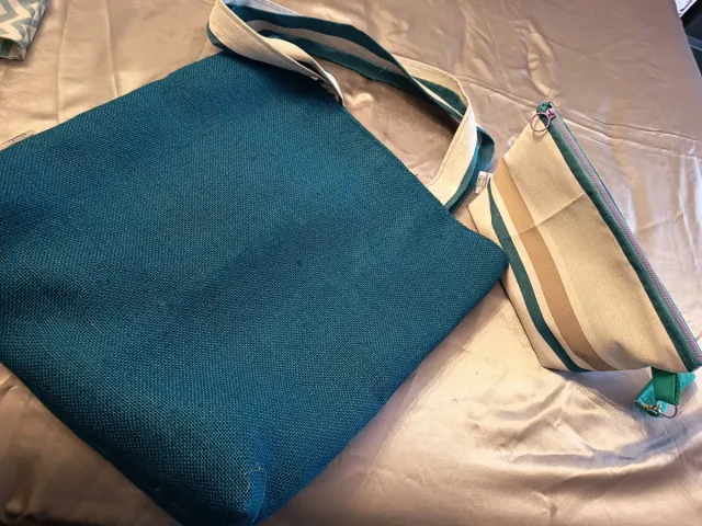 Bolsa y neceser verde acolchado