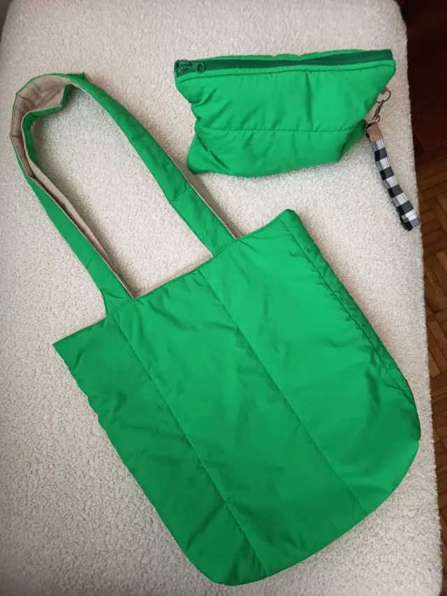 Bolsa y neceser verde acolchado