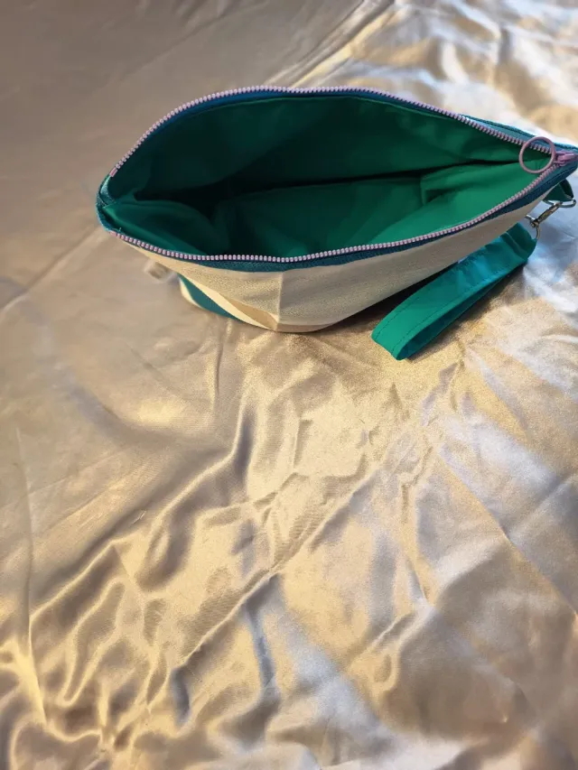 Bolsa y neceser verde acolchado