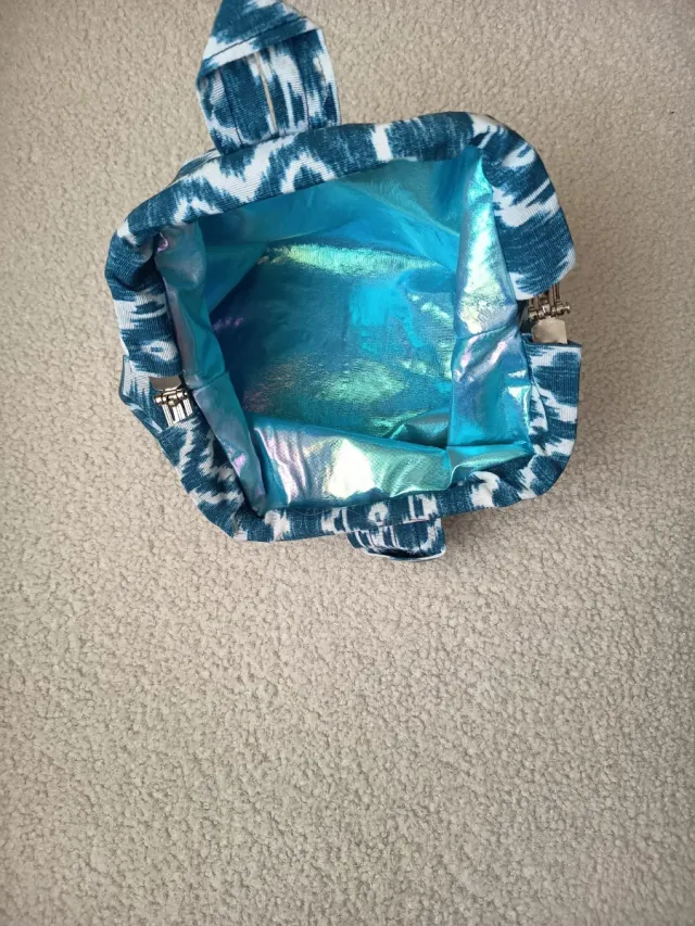 Bolsa y neceser verde acolchado