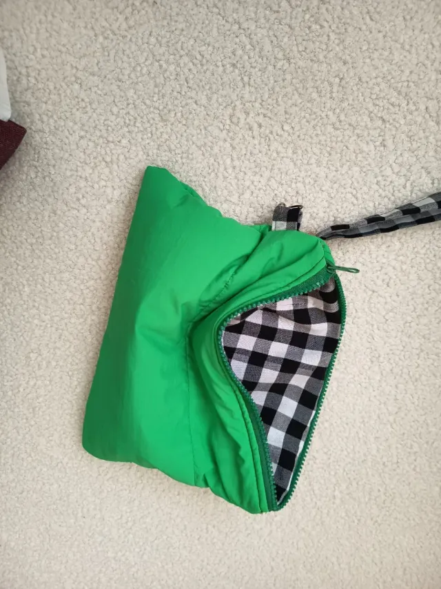 Bolsa y neceser verde acolchado