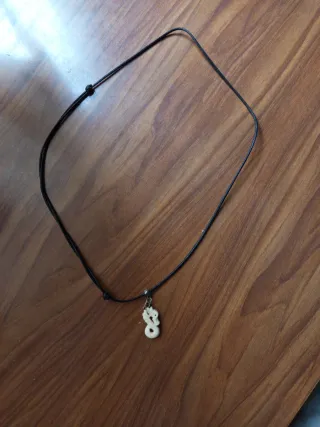 Colgante caballito de mar beige y negro