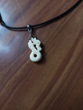 Colgante caballito de mar beige y negro